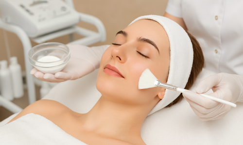 Procedimento facial sendo aplicado com pincel em ambiente profissional e acolhedor